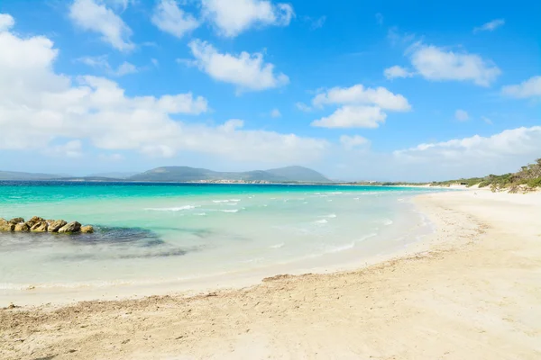 Písek a kameny v Maria Pia beach — Stock fotografie