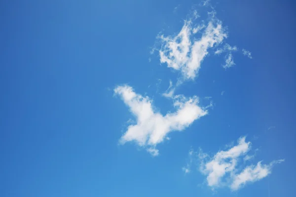 Rozproszone chmury białe — Zdjęcie stockowe
