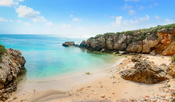 Cielo nuvoloso sulla costa di Alghero — Foto Stock