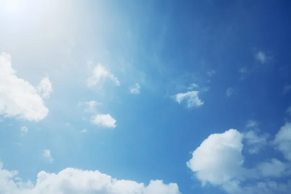 Солнечное небо с облаками — стоковое фото