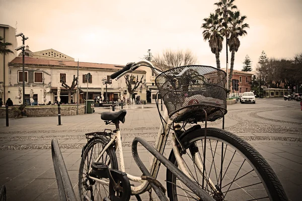 Bicicleta velha estacionada em uma praça italiana — Fotografia de Stock