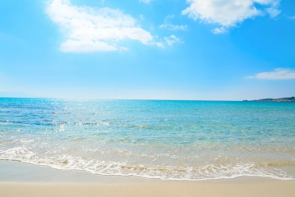 Le bombarde strandlinjen under en blå himmel — Stockfoto