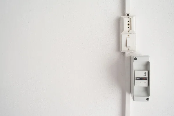 Stromzähler in einer weißen Wand — Stockfoto