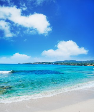 Bir bulutlu gün kumsalda Le Bombarde