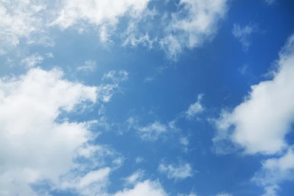 Blauer Himmel mit verstreuten Wolken — Stockfoto