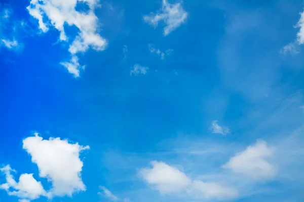 Маленькие облака в небе — стоковое фото