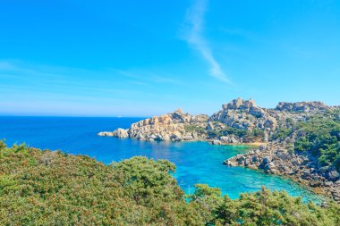 Capo Testa kayalar denizin kenarında