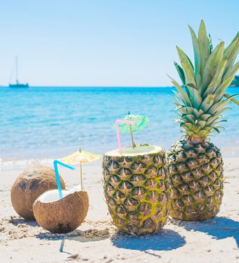 Hindistan cevizi ve ananas kıyı tarafından