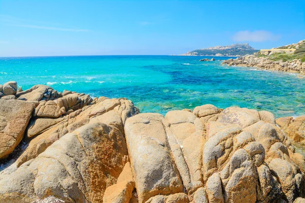 Rocce gialle sulla spiaggia di Santa Reparata — Foto Stock