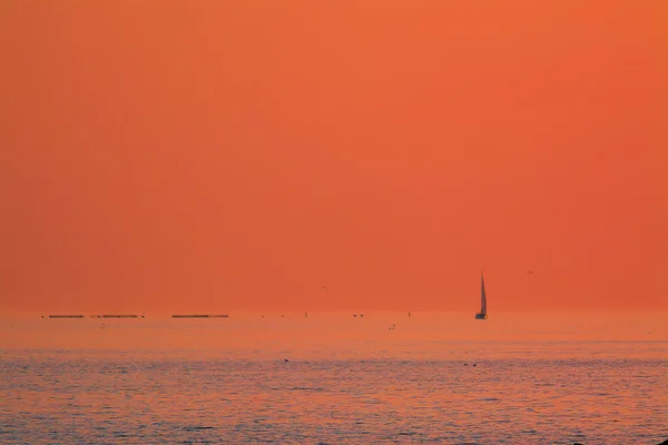 Samotnie łodzią w morze — Zdjęcie stockowe