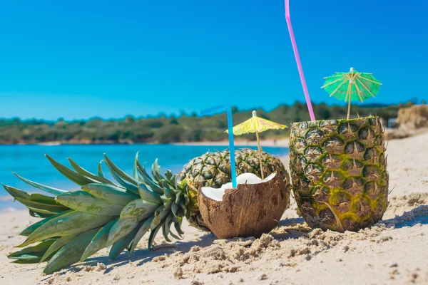Kokos och ananas vid stranden — Stockfoto