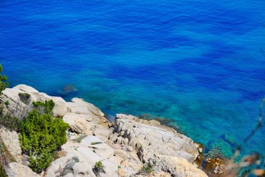 Beyaz kayalar ve Capo Testa mavi su