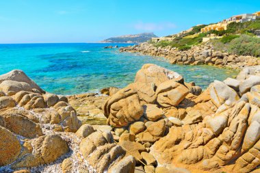 santa reparata plaj sarı kayalarda