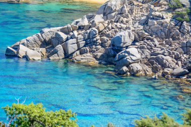 gri kayalar ve masmavi bir deniz