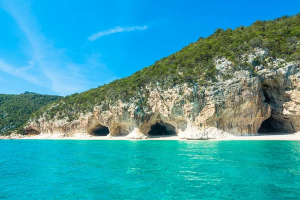 Cala gonone の海岸線、晴れた日に — ストック写真