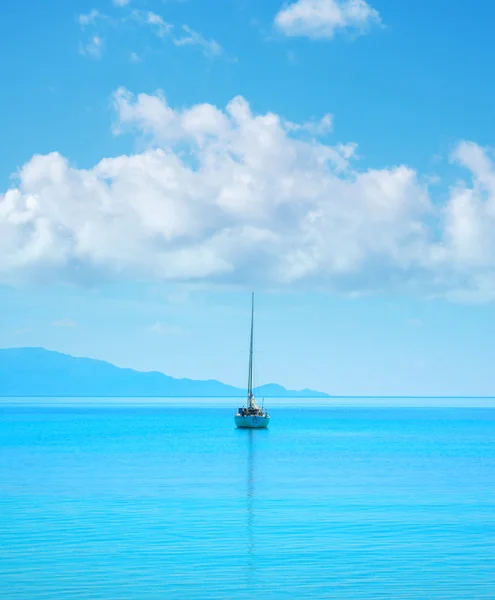 Båt i det blå havet under moln — Stockfoto