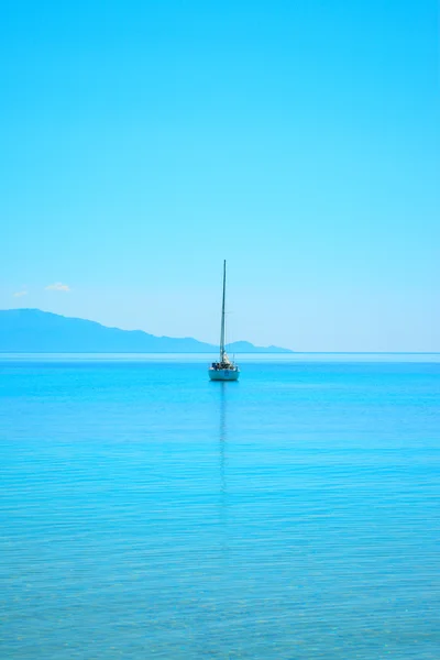 Boat in the blue sea — Stock Photo, Image
