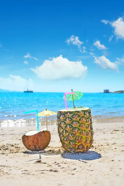 Cocos en ananas door de kust — Stockfoto