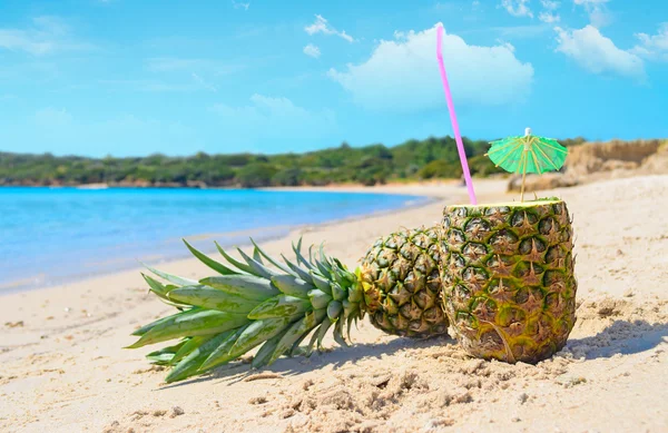 Ananas vid stranden — Stockfoto