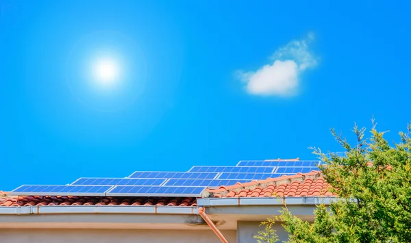 Painéis fotovoltaicos em um telhado de casa — Fotografia de Stock