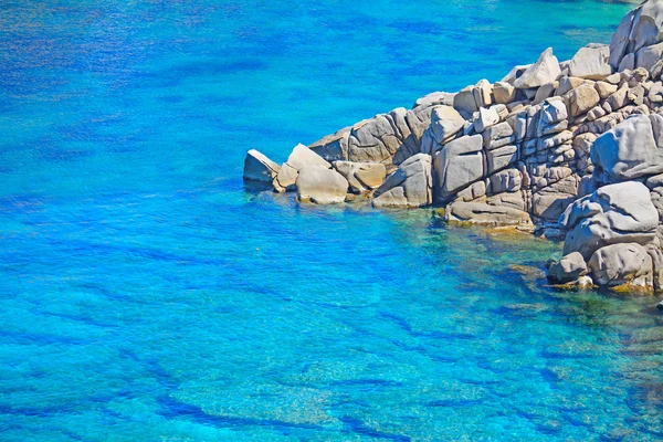 Rocce grigie sulle acque blu di Capo Testa — Foto Stock