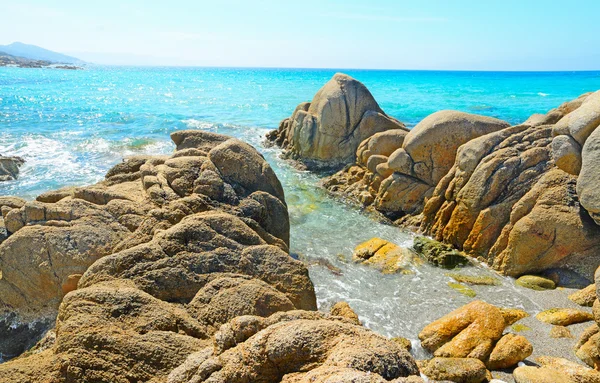 Rocas amarillas junto a la orilla — Foto de Stock