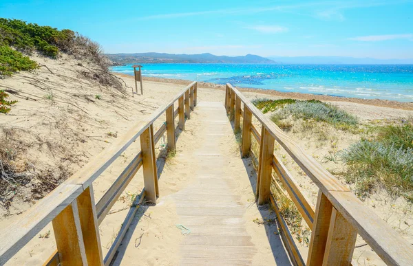 Boardwalk to the beach in Capo Testa — Stock Photo, Image