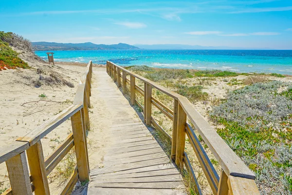 Wooden boardwalk to the beach in Capo Testa — Stock Photo, Image