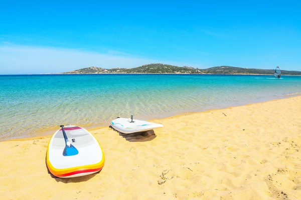 Tavole da surf su una spiaggia dorata a Porto Pollo — Foto Stock