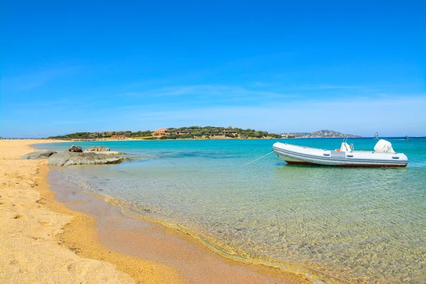 Schlauchboot in porto pollo — Stockfoto