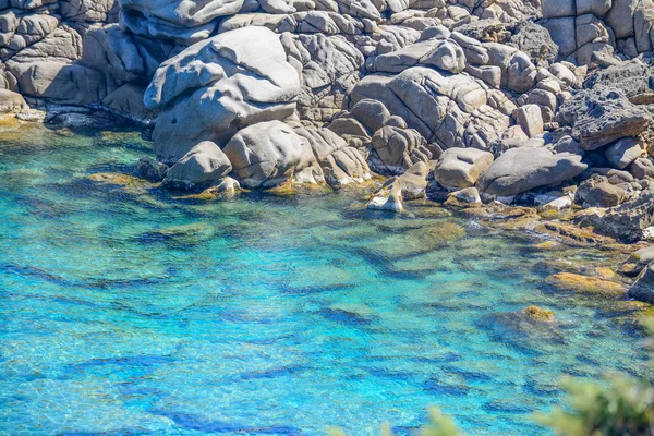 Rocce grigie e piante verdi di Capo Testa acque limpide — Foto Stock