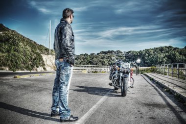 klasik motosiklet yanında duran motorcu