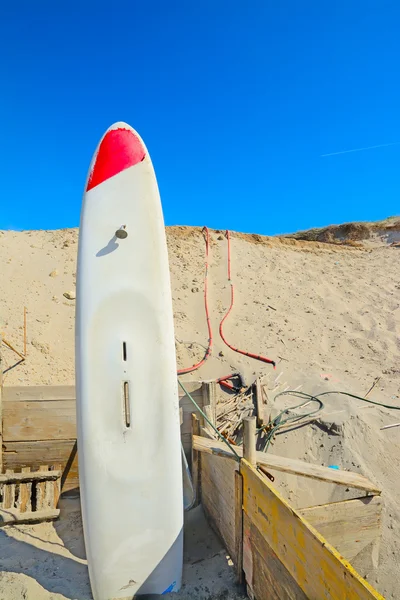 Surfboard used as a shower in a sandy shore — Stock Photo, Image