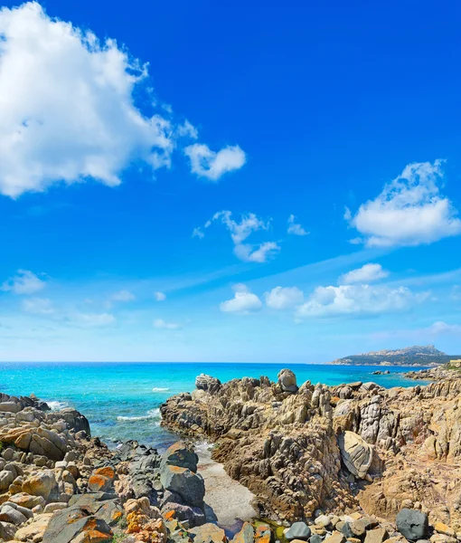 Costa de Santa Reparata bajo un cielo nublado — Foto de Stock