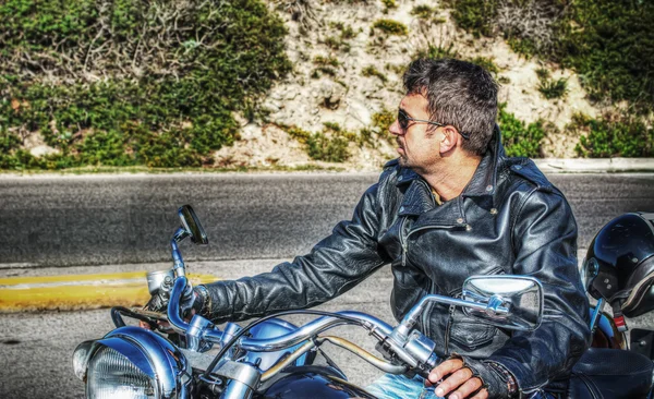 Sidovy av en biker i hdr — Stockfoto