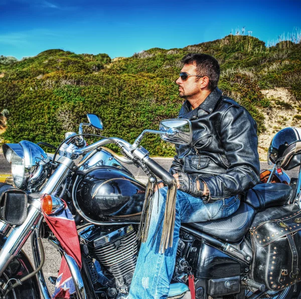 Vista lateral de un motociclista en una motocicleta clásica —  Fotos de Stock