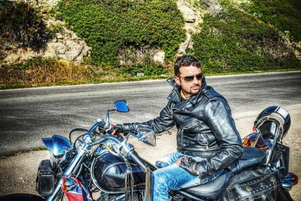 Motorrad und Biker in hdr — Stockfoto