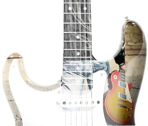 Muž, který držel kytaru a kytaru silueta v dvojitá expozice — Stock fotografie