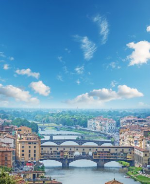 Ponte Vecchio ve diğer köprüler Floransa'da Arno Nehri üzerinde