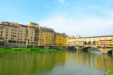 Floransa 'da Arno nehri üzerinde Ponte Vecchio