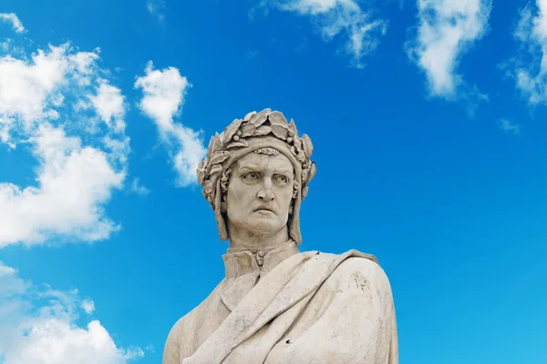 Alighieri heykel bulutlar ile mavi gökyüzü altında — Stok fotoğraf