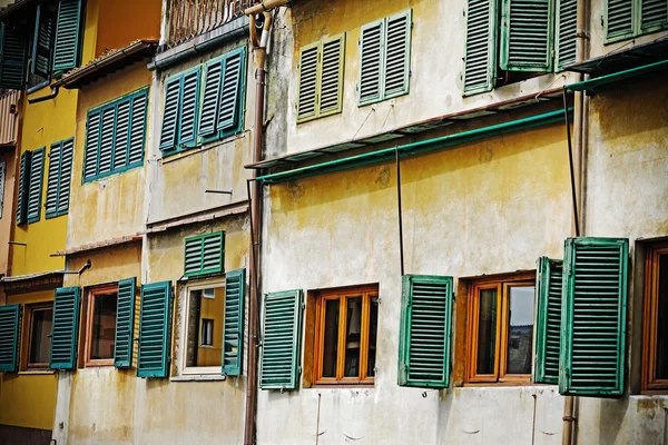 Stará okna v Ponte Vecchio — Stock fotografie