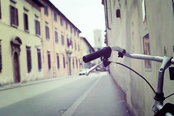 Fiets stuur in een straat bologna — Stockfoto
