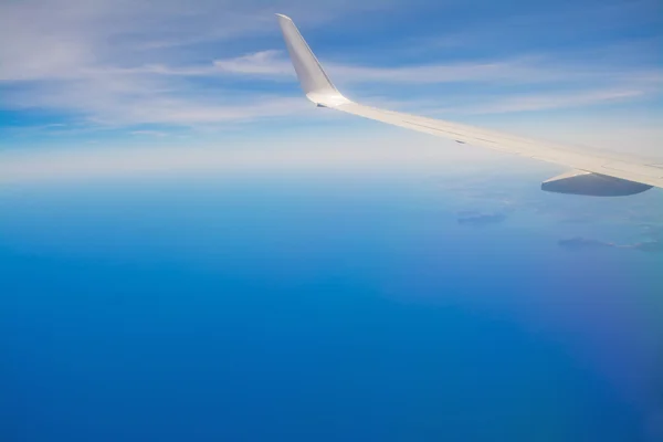 Skrzydła samolotu biały na niebieskim niebie — Zdjęcie stockowe