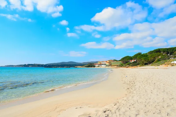 Le Bombarde beach bir bulutlu gökyüzü altında — Stok fotoğraf