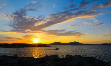 Alghero Harbor'da günbatımı üzerinde renkli gökyüzü