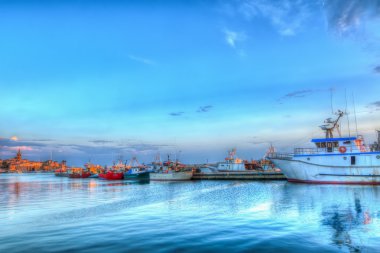 Alghero liman gün batımında açık bir gökyüzü altında