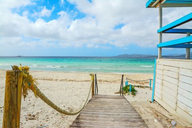 Sahil denize bir bulutlu yaz gününde