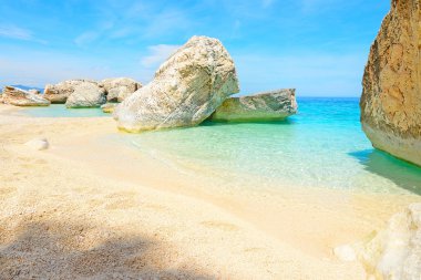 Bulutsuz bir günde Cala Mariolu kayalar