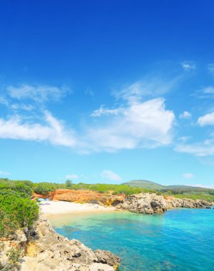 Alghero kıyı şeridi turkuaz su